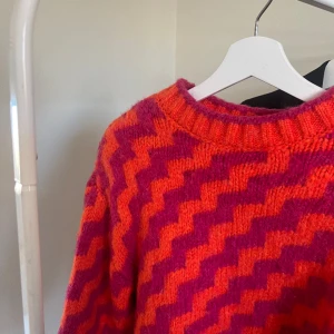 Snygg stickad tröja från Mango  - Super snygg stickad tröja från mango, storlek S. Använd fåtal gånger, ser ny ut. Älskar den men den är lite liten på mig. Perfekt till sena sommarkvällar 