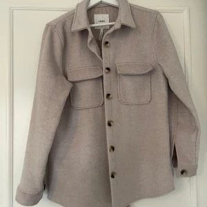 Beige Kappa .Object - Säljer denna fina kappan som används väldigt få gånger , därav super fint skick💕 köptes för Ca 800kr! Perfekt övergångsjacka nu till våren! 🌷