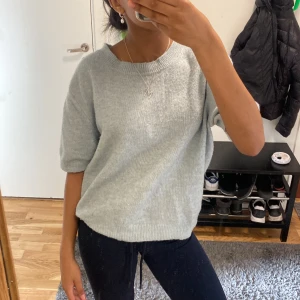 Blå stickad t-shirt - Blå stickad t-shirt från hm🥰 storlek M men passar på mig med storlek S, tröjan är lite nopprig därav priset💕 det är bara att klicka på köp nu💕💕