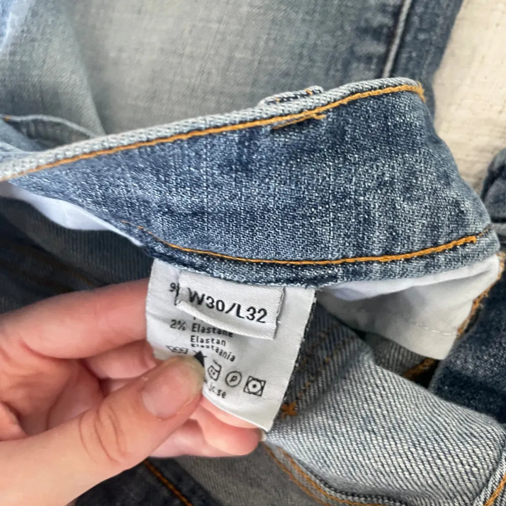 Midwaist jeans med slits på knäet, lite slitna längst ner! 💘. Jeans & Byxor.