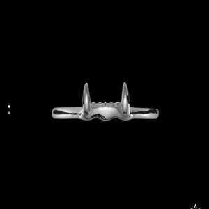 Maria Nilsdotter Jaw ring - Säljer min ”Jaw lower ring” från Maria Nilsdotter i silver. Storlek ”17 cm” Nypris 1495 kr 🤍