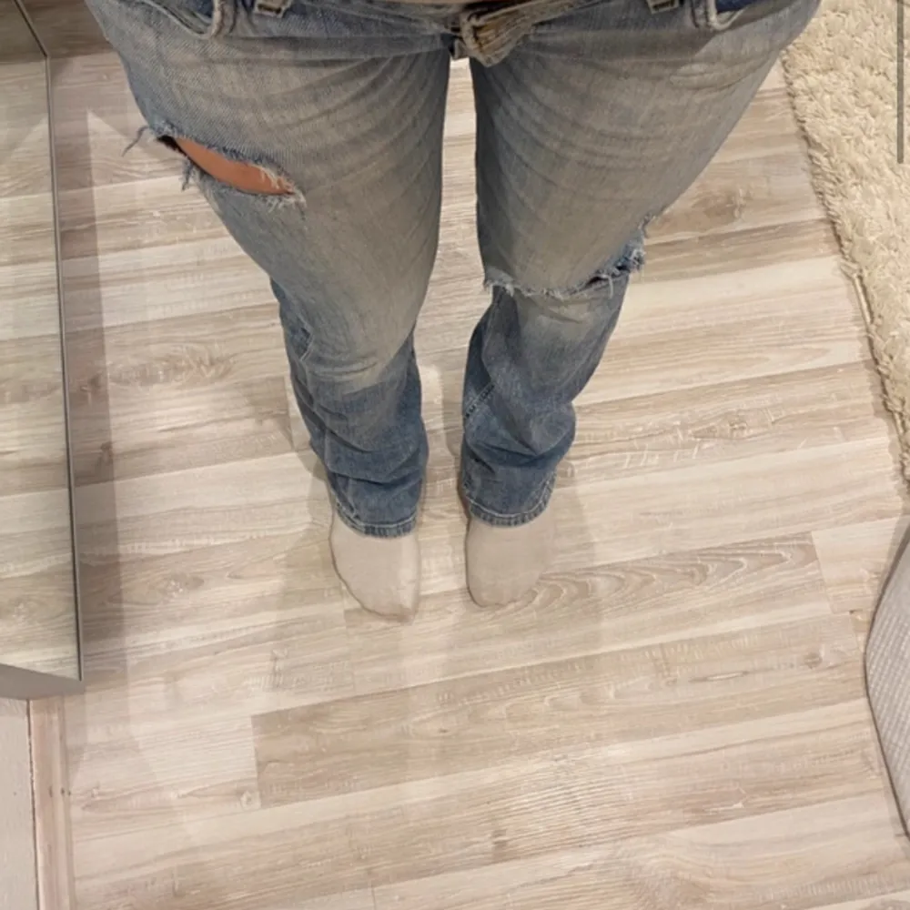 Sjukt snygga lågmidjade jeans från märket lee. Köpta på Vinted men passade inte mig, har därmed inga fler bilder. Jeans & Byxor.