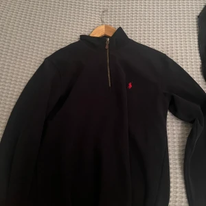 Polo ralph lauren  - Fick den i present och använd va 1-2 gånger. Säljes pga då den inte passar mig längre Storlek M. PM för fler bilder skick 9/10