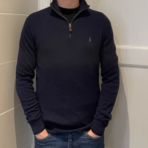 Polo Ralph lauern zip Kashmir  - Hej! Säljer nu denna super snygga polo Ralph zip. Tröjan är i materialet Kashmir. Super liten defekt. Modellen är 184cm och väger 70kg. Nypris är 2299kr