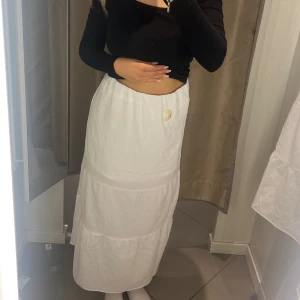 Maxi kjol  - Jättefin maxi kjol från hm, köpt i somras men använd fåtal gånger. Jag har den relativt högt upp så har man den mer lågmidjat så går den såklart längre ner! 