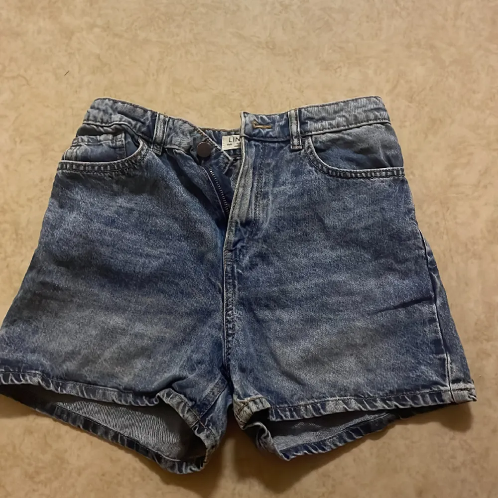 Säljer marinblåa jeans shorts ifrån lindex. Storlek 164. Har inte använts så mycket, fint skick.. Shorts.
