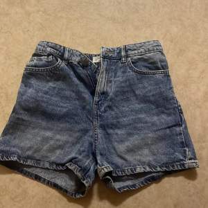 Säljer marinblåa jeans shorts ifrån lindex. Storlek 164. Har inte använts så mycket, fint skick.