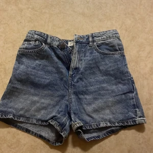 Jeans shorts - Säljer marinblåa jeans shorts ifrån lindex. Storlek 164. Har inte använts så mycket, fint skick.