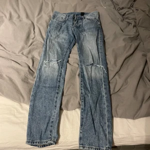 Jeans - Jeans med lite slitage i knäna. Storlek w30.