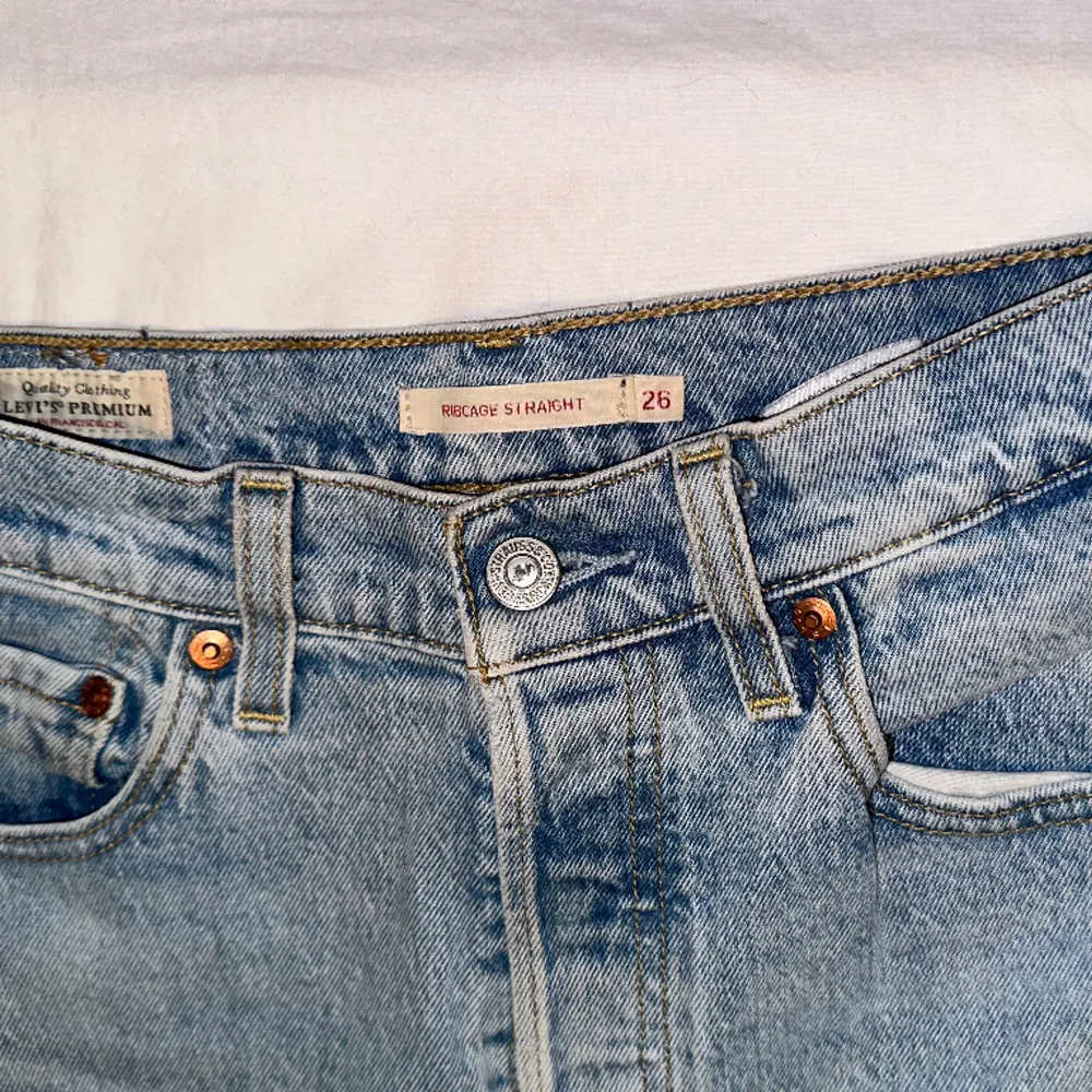 Fint skick, tyvärr för små på mig. Sitter jättesnyggt baktill. 🌟 storlek W26 L29. Jeans & Byxor.