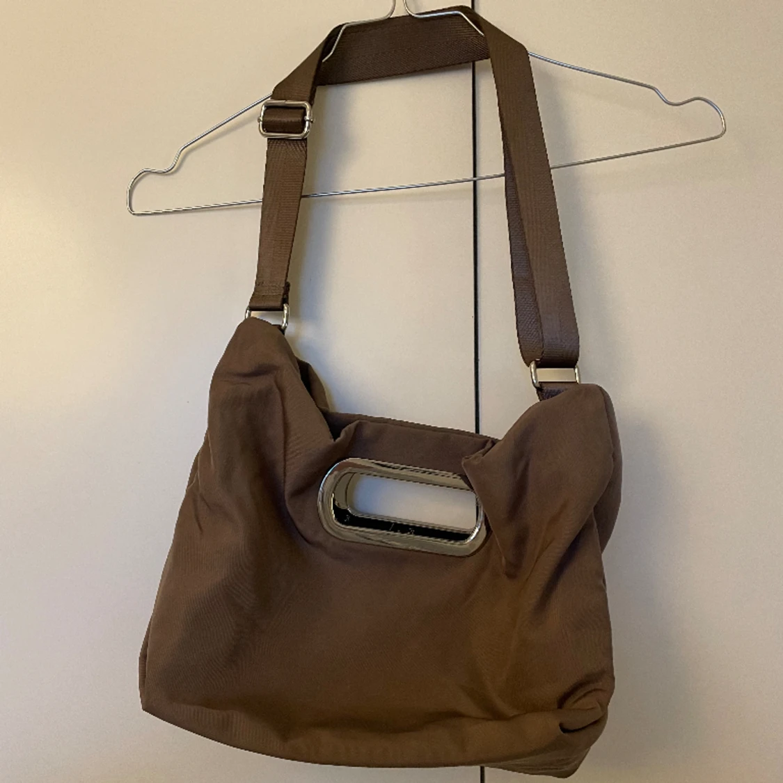 Brun väska från weekday. 