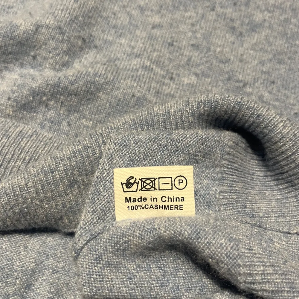 Tja, säljer är välskött softgoat tröja i 100% cashmere då den är för liten. Använts ca 10 gånger, så skicket är i princip som nytt. Nypris: ca 3500kr. Tröjor & Koftor.