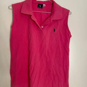 En fint rosa piké linne ifrån Ralph Lauren. Jätte bra skick i storlek M/L. Använt bara nån gång. 