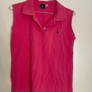 piké linne Ralph Lauren - En fint rosa piké linne ifrån Ralph Lauren. Jätte bra skick i storlek M/L. Använt bara nån gång. 