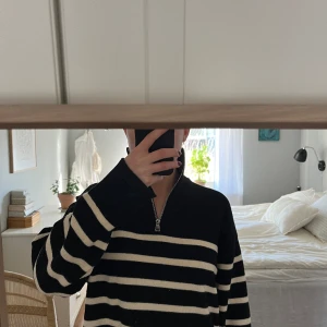 Stickad tröja  - Säljer denna stickade tröja från zara då den inte kommer till användning. Använt den en gång💓