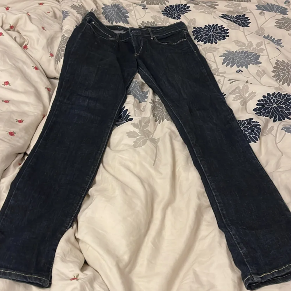 Snygga lågmidjade jeans köpta från sellpy,aldrig använt själv ❤️‍🔥kom med frågor eller pris förslag . Jeans & Byxor.