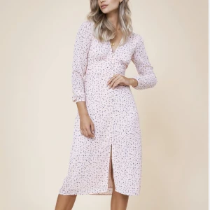 Adoore Paris Dress - Adoore Paris Dress i färgen light pink. Storlek S. Använd 1 gång, nyskick. Inget att anmärka på. Skriv för fler bilder 💗