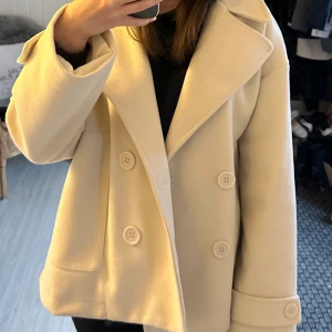 DesignBySi kappa - Säljer min kappa från DesignBySi i nyskick, använd någon enstaka gång 🤍