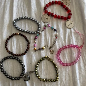 7 st armband i olika färger  - Så fina armband i olika storlekar. Vissa använda mer än andra men fortfarande i bra skick. Alla för 150kr eller en för 50kr.