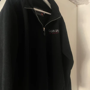 Vindtät tröja - Galvin green half zipup tröja i tjockt och mjukt material. Står ej storlek men den är relativt stor. Skulle gissa M-L. 