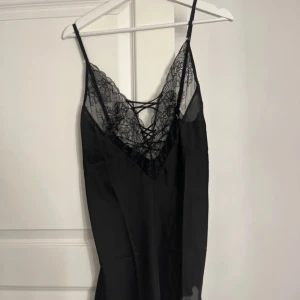 Svart spets nattlinne - Säljer denna från Hunkemöller i storlek S! Använder ej därav säljer jag. Använd bara några fåtal gånger! Går ner till rumpan. 