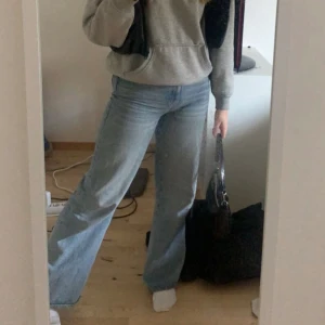 blåa jeans - blåa jeans från lager 157!! köpte för ett par år sedan men har vuxit ur dem nu!! därav säljer jag dem! de är högmidjade och lite vida ben!!