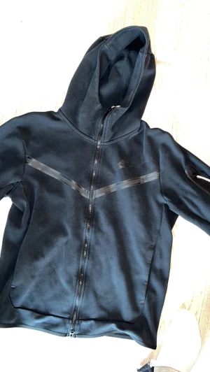 Nike tech fleece tracksuit - Nike tech fleece tracksuit svart Tröja 300kr Byxor 300kr Båda 550kr Tröja s Byxor M