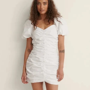 Studentklänning - Vit klänningen som sitter jättefint på - Perfekt till studenten eller andra tillfällen nu i sommar 