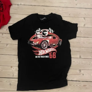 Hot Wheels T-shirt - Helt okej skick, köpt på second hand och använd nåra gånger.