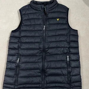 Lyle & Scott Väst - Säljer nu min Lyle & Scott Väst då jag köpt en annan väst. Den är i topp skick och är som ny och är perfekt till våren/sommarn. Den ligger på 1300kr nypris. Prutbart vid snabb affär. Modell på bilden 186cm. Bara att hör av er vid frågor. Mvh Liam
