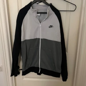 Nike zip L - Nike zip. Knappt använd. Mycket bra skick storlek L