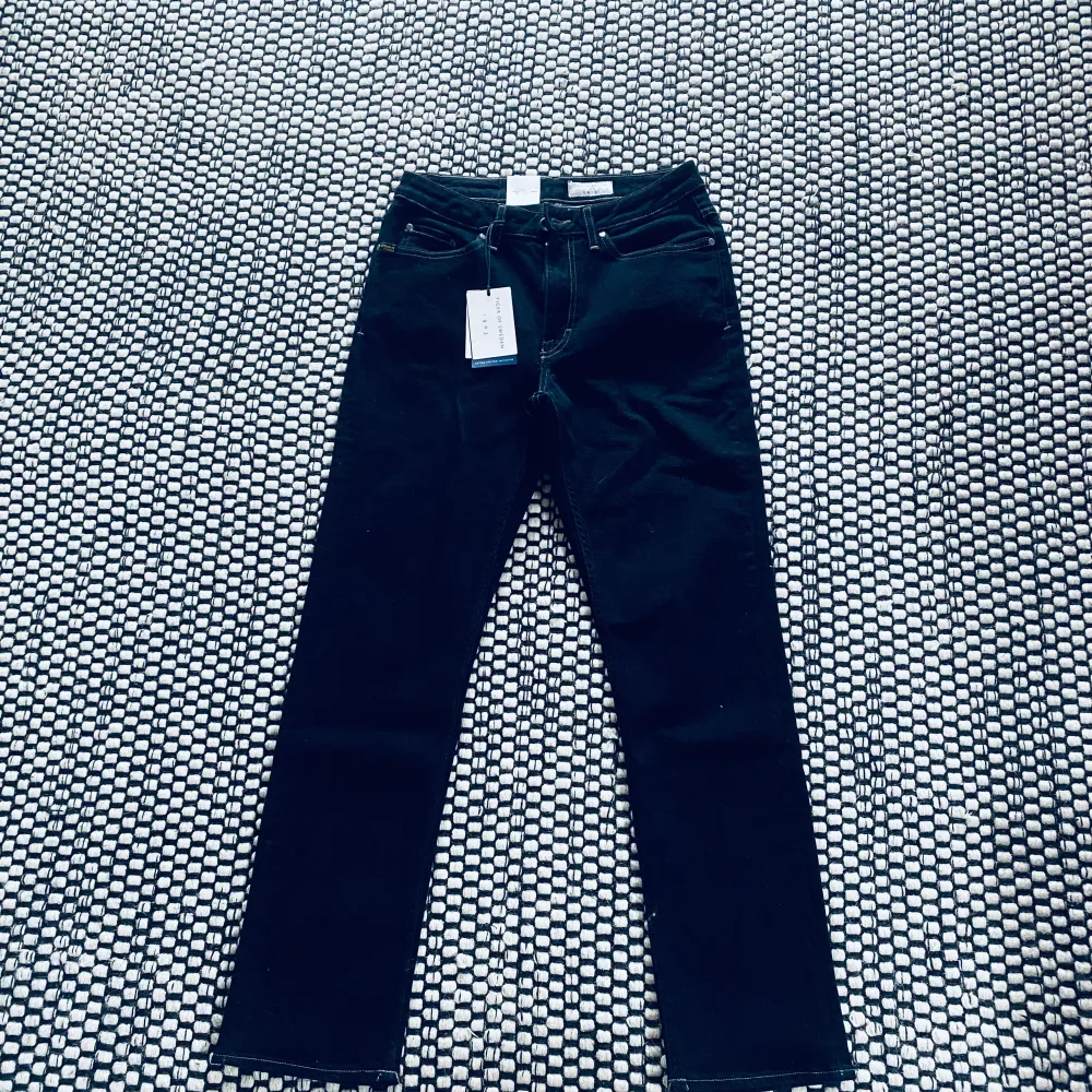 Säljer nu mina helt nya Tiger of Sweden jeans. Tag finns kvar och kostar 1399:- nypris!  Storlek: 28/32 - bra passform passar mig (182) cm lång Cond: 10/10 Pris: 399:- . Jeans & Byxor.