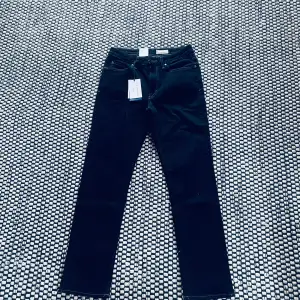 Säljer nu mina helt nya Tiger of Sweden jeans. Tag finns kvar och kostar 1399:- nypris!  Storlek: 28/32 - bra passform passar mig (182) cm lång Cond: 10/10 Pris: 399:- 