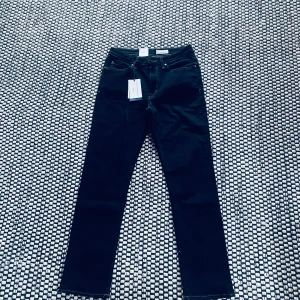 Tiger of Sweden jeans - Säljer nu mina helt nya Tiger of Sweden jeans. Tag finns kvar och kostar 1399:- nypris!  Storlek: 28/32 - bra passform passar mig (182) cm lång Cond: 10/10 Pris: 399:- 