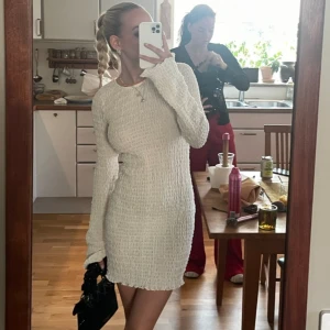 Krämvit klänning  - Klänning från Pull & Bear, använd ett fåtal gånger. Ganska genomskinlig så den funkar som strandklänning eller om man har hudfärgade underkläder (som jag på bild 1) 💕