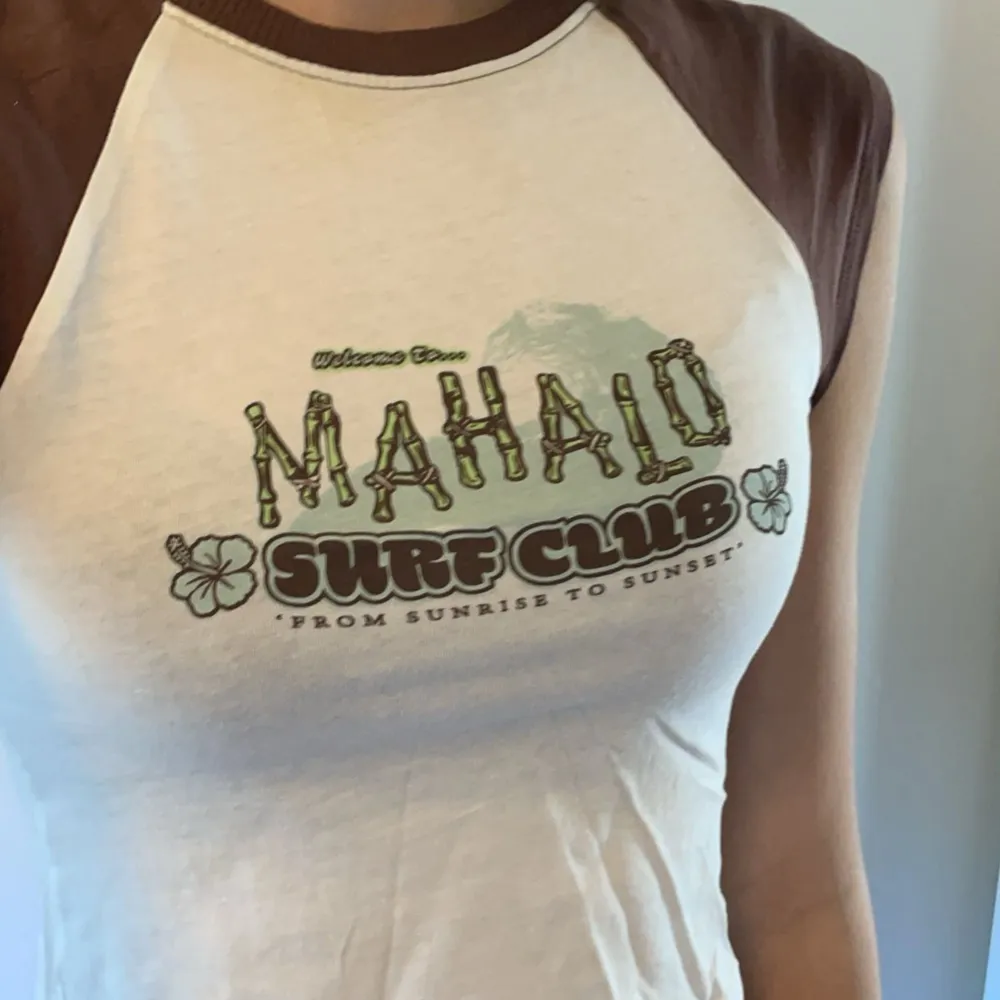 Surf club mahalo design tröja från hm i storlek xs 💕. T-shirts.