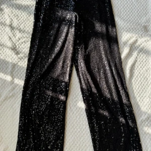 Svarta paljettbyxor HM - Strl XS, men mer som en mindre S, använda en gång 