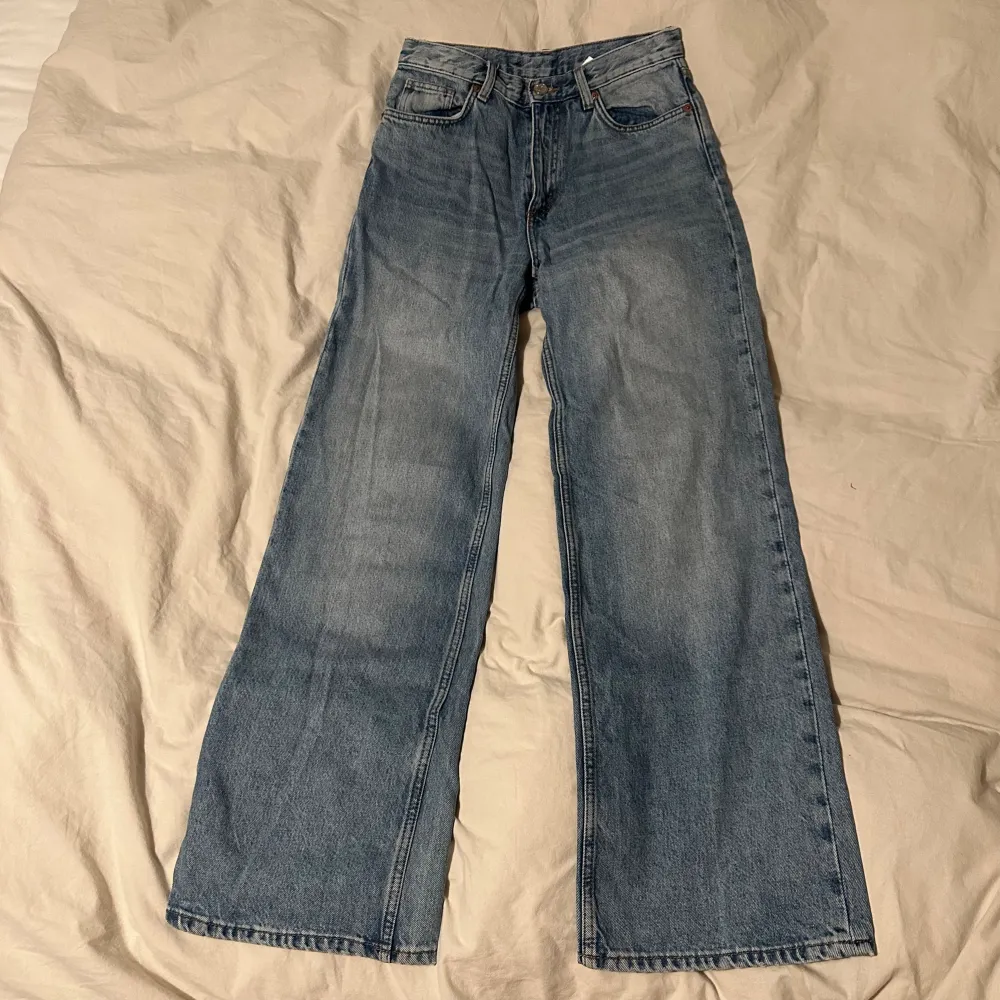 Ett par jättefina raka jeans från monki. Går nästan hela vägen ner på mig som är 173 cm (se bild nr.2). Jeans & Byxor.