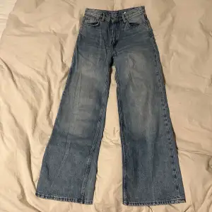 Ett par jättefina raka jeans från monki. Går nästan hela vägen ner på mig som är 173 cm (se bild nr.2)