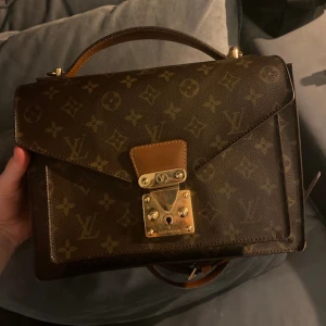 Louis Vuitton väska - Modell: Monceau  Köpt: Auktions företag Skick: bra skick men med lite repor, se bilder. Ägt den i 1 månad & vill ha en ännu större därav säljer jag den Datumkod: SR0052  Köpt för: 9000+1600 tull 21x28x6 Hör av er vid prisförslag eller fler bilder.