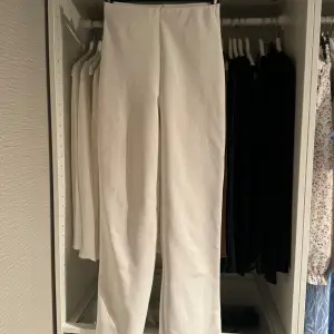 Säljer dessa fina vita byxor från nelly✨storlek xs✨ Skriv för fler bilder🩷