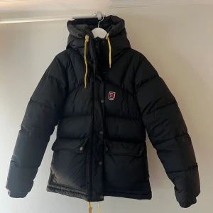 Fjällräven jacka - Säljer min fjällräven jacka i storlek s. Inte använd mycket, väldigt fint skick inga skador osv. Nypris: 6999. Öppen med priset! 😁