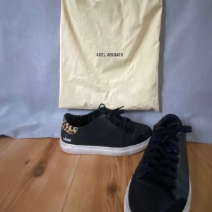 Arigato skor - Säljer min arigato skor som inte längre kommer till användning! Leopard mönster vi bakre delen, storlek 37 o inga större defekter💞skriv för fler bilder!