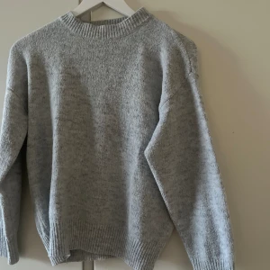 Stickad  - Ljus grå fin stickad tröja knappt använd o ny 