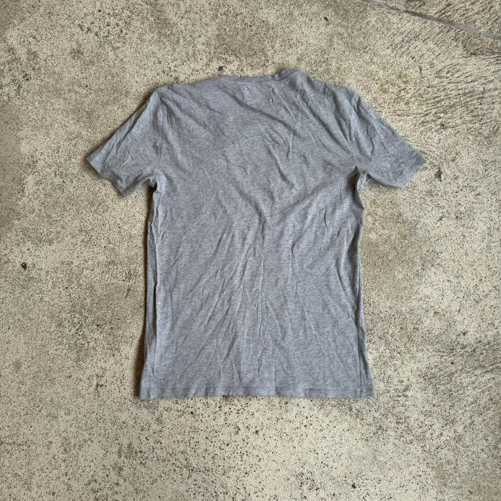 skitfet tröja från mm FW11🤞storlek 48 vilket motsvarar M/L🤞inga flaws utöver litet hål vid tagen där bak🤞 kom pm för mått och bilder🫡. T-shirts.