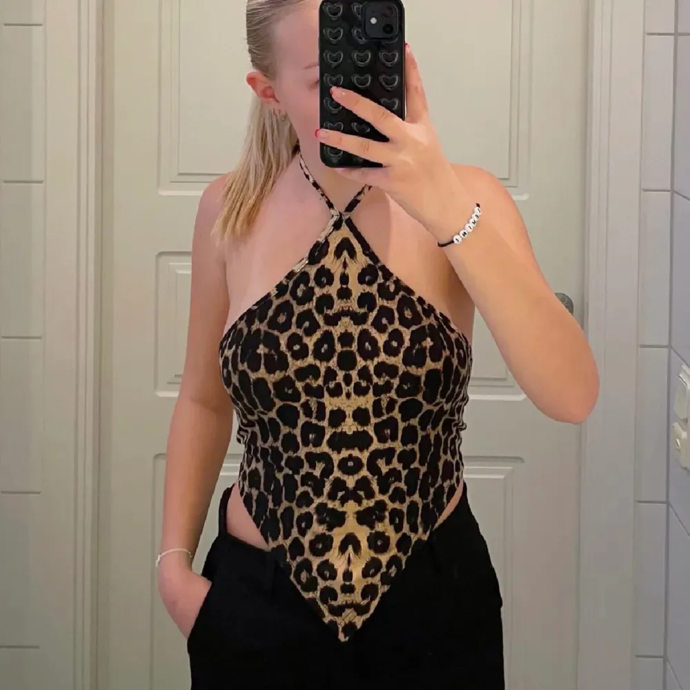 Säljer nu den perfekta trendiga toppen i leopard mönster då den aldrig kommit till användning! Tröjan är supersnygg och i ett jätteskönt material!. Toppar.