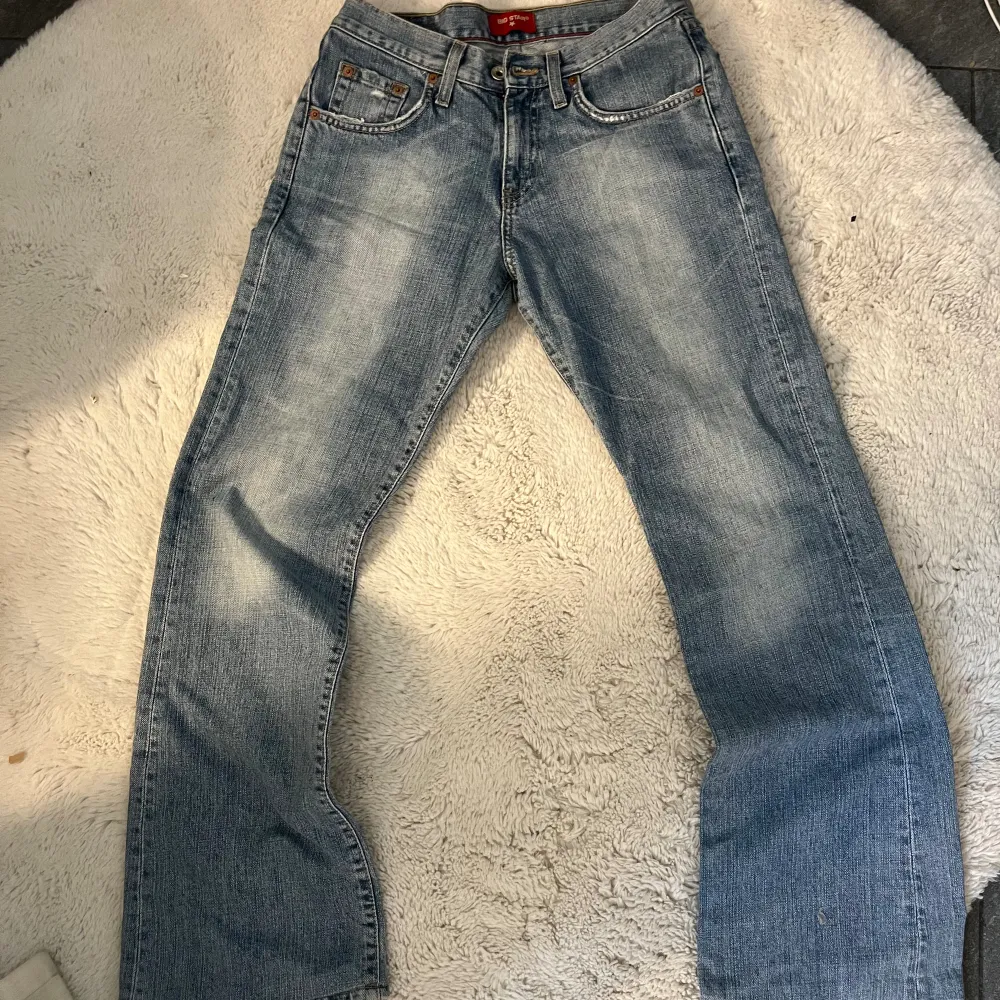 Ljusblåa Big star jeans i S! Inga defekter alls, är nästan som ny! De är lågmidjade och bootcut. Midjemått är 36cm och innerbenslängden är 75cm!🙌❤️. Jeans & Byxor.