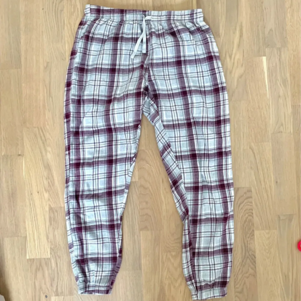 Jättesköna fina pyjamasbyxor  Små i storleken- skulle säga S  (Tips! Köp med bundle för att spara på den frakten🔥! In och fynda fler plagg i flödet👑😉). Jeans & Byxor.