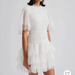 Hör av er om ni säljer denna vita klänning från by malina!!💓💓🙏🏼storlek xs eller s
