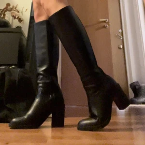 Höga boots - Säljer mina snygga höga boots med klack, väldigt bekväma och i superskick 💋💋